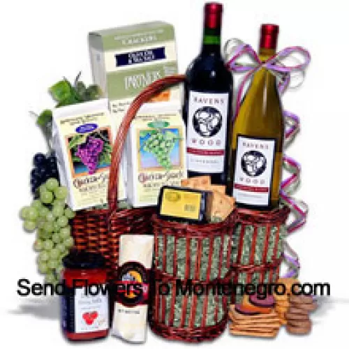 تتضمن سلة الهدايا هذه Chardonnay Vinters Blend by Ravenswood - 750 مل، Zinfandel Vinters Blend by Ravenswood - 750 مل، Partners Hors Doeuvre Deli Style Crackers، White Wine Biscuits by American Vintage، Red Wine Biscuits by American Vintage، Tomato Bruschetta by Elki، Butcher Wrapped Summer Sausage by Sparrer Sausage Company، Hickory and Maple Smoked Cheese by Sugarbush Farm. (محتويات السلة بما في ذلك النبيذ قد تختلف حسب الموسم وموقع التسليم. في حالة عدم توفر منتج معين، سنقوم بالاستبدال بمنتج من قيمة متساوية أو أعلى)