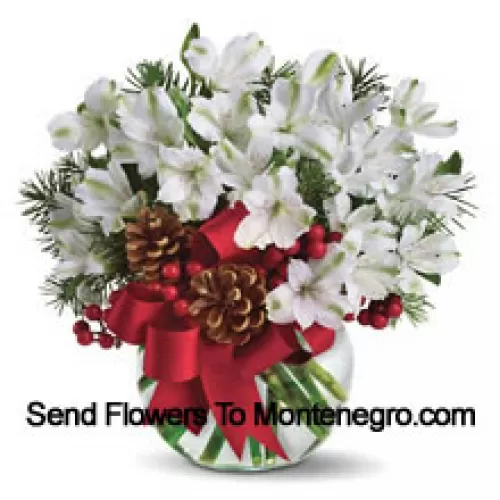 Condividi la magia di un Natale bianco con questo allegro bouquet di fiori di alstroemeria bianchi nevosi disposti in un vaso con decorazioni festose. (Si prega di notare che ci riserviamo il diritto di sostituire qualsiasi prodotto con un prodotto idoneo di pari valore in caso di non disponibilità di un certo prodotto)